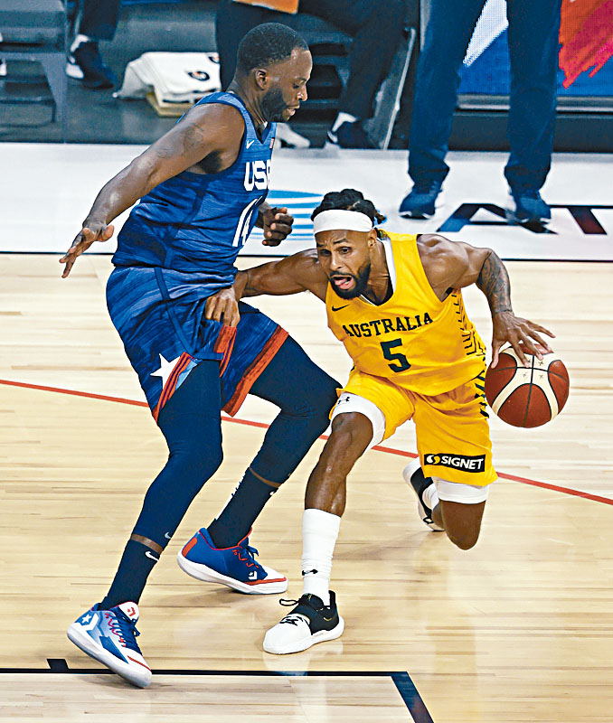 澳洲的米尔斯（右）在NBA效力马刺，比赛经验丰富。