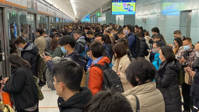 机场快綫服务受阻，青衣咅月台迫爆乘客。读者提供图片