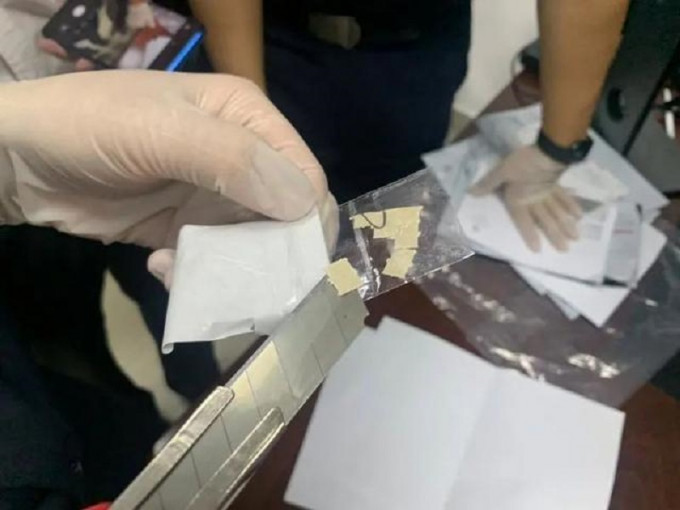 深圳邮局海关在文件当中发现新型毒品。网上图片