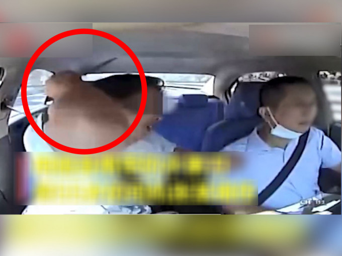 女乘客忽然亮水果刀袭击的士司机。影片截图