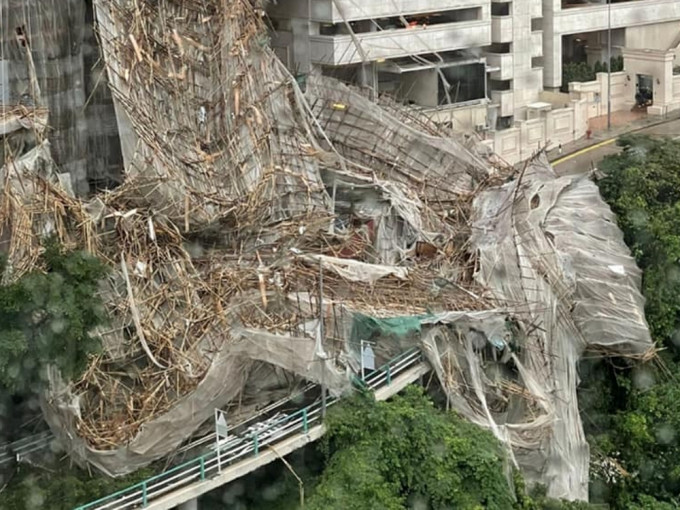 跑馬地樂活道比華利山外牆幅巨型棚架上周倒塌，一名女工傷重不治。資料圖片