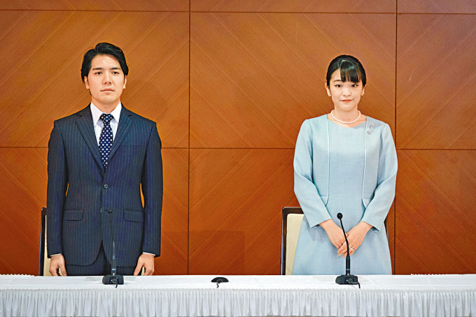 真子與小室圭婚後共同見記者。