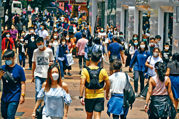 昨日本港確診現錄零病例，市民趁周日逛街散悶氣。