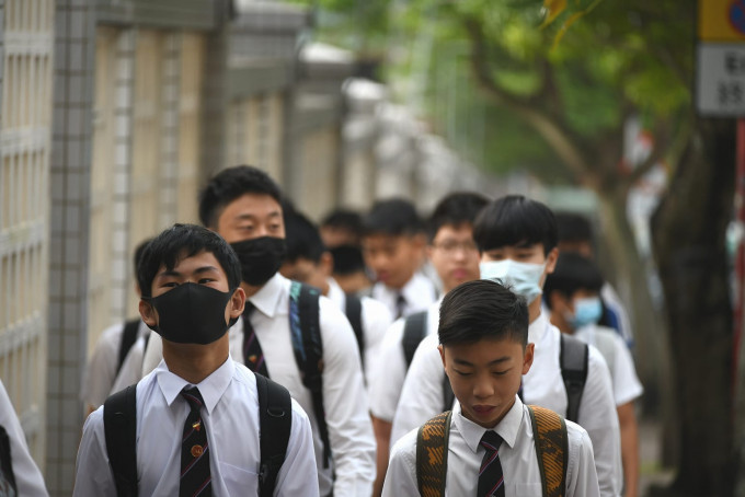 喇沙仔戴口罩返学抗议《禁蒙面法》。