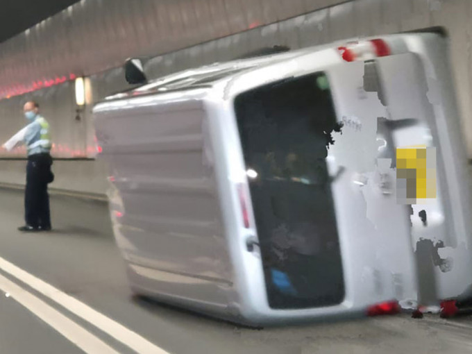 一辆轻型货车在尖山隧道管道内翻侧。网上图片