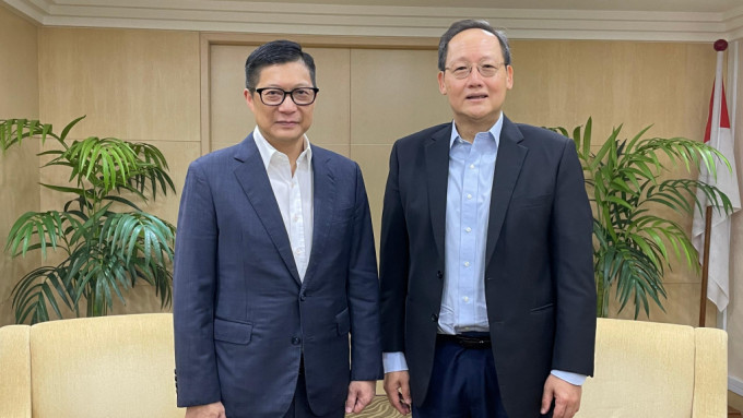 鄧炳強（左）今日繼續新加坡訪問行程，與人力部部長陳詩龍（右）會面後合照。政府新聞處