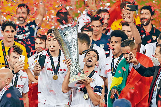 ■隊長捷西斯拿華斯（中）帶領西維爾第六次捧起歐霸（包括前身歐洲足協盃）冠軍。