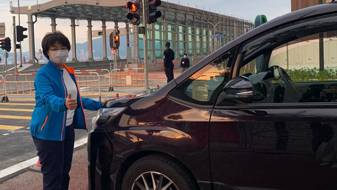 方國珊率先成為首批駕車上跨灣大橋及將藍隧道的人，直言心情很興奮。方國珊fb圖片