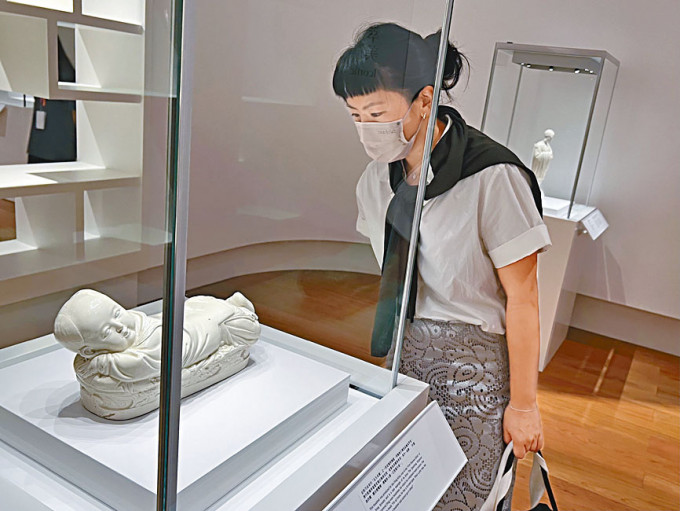筆者參觀香港故宮文化博物館「凝土為器」展廳，對清宮舊藏、宋代「五大名窰」之一河北定窰所燒造的「白釉孩兒枕」印象特別深刻，通過藏品了解過去人類發展的歷史饒有意義。