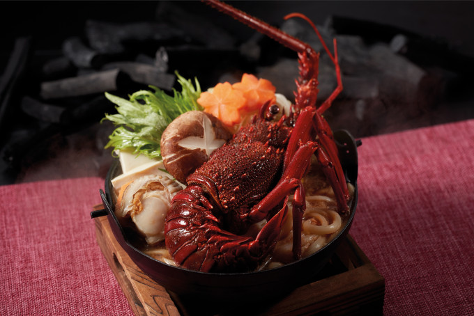 龙虾海鲜乌冬锅：虾味噌汤底，配以开边龙虾、帆立贝、香菇、水菜、豆腐等配料，伴以稻庭乌冬享用。