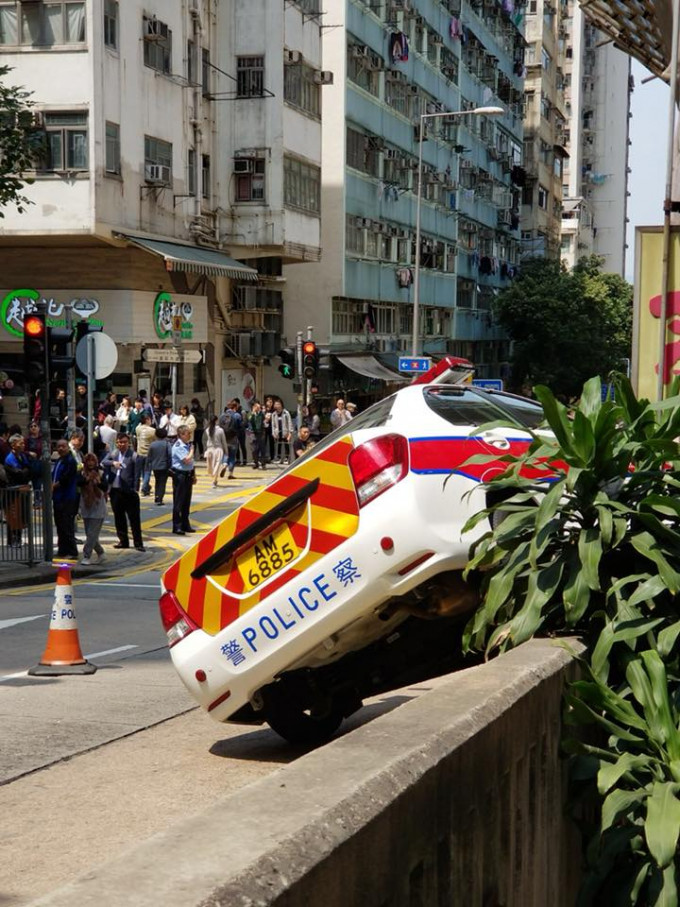 西環水街警車失事。網民Ricky Tsui圖片
