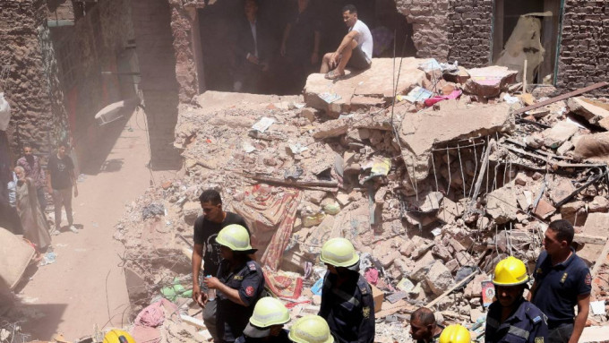 埃及开罗住宅大楼倒塌致13死，业主疑违规拆墙已被捕。  路透社