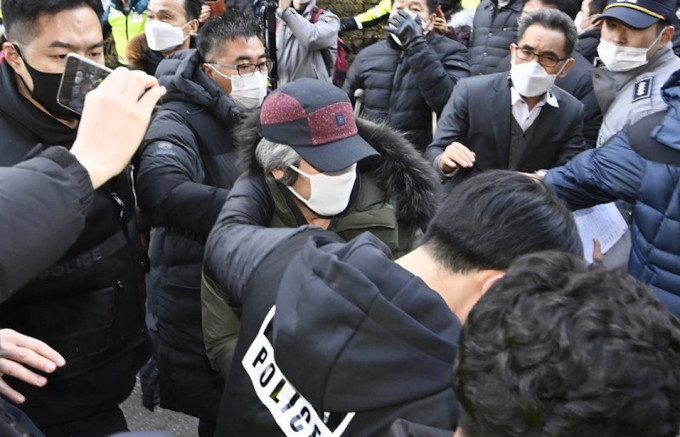 赵斗淳出狱当日，被民众包围。AP资料图片