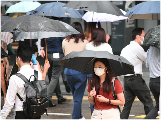 天文台指现时影响九龙及西贡区的雷雨可能在未来一两小时影响本港其他地区。资料图片