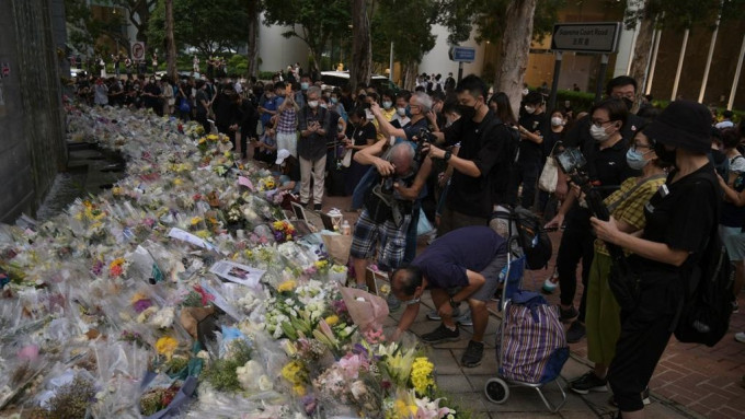 市民到英國駐港總領事館外悼念英女皇。