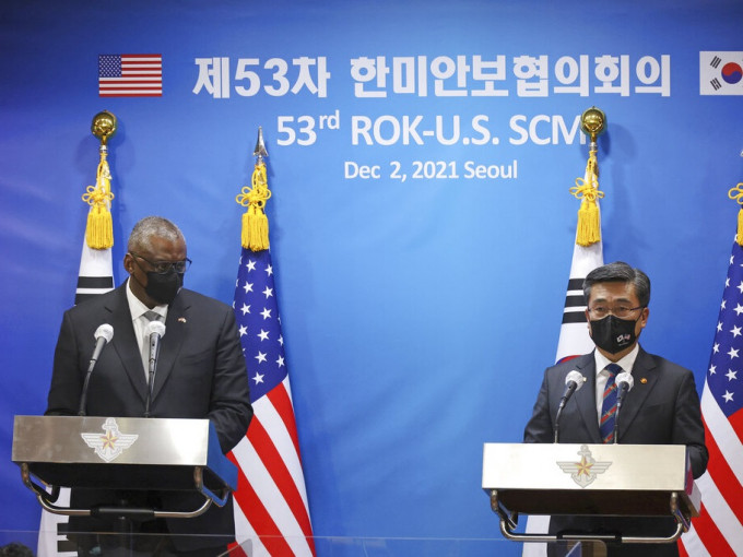 南韩防长徐旭与美国防长奥斯汀会面后举行记者会。美联社图片