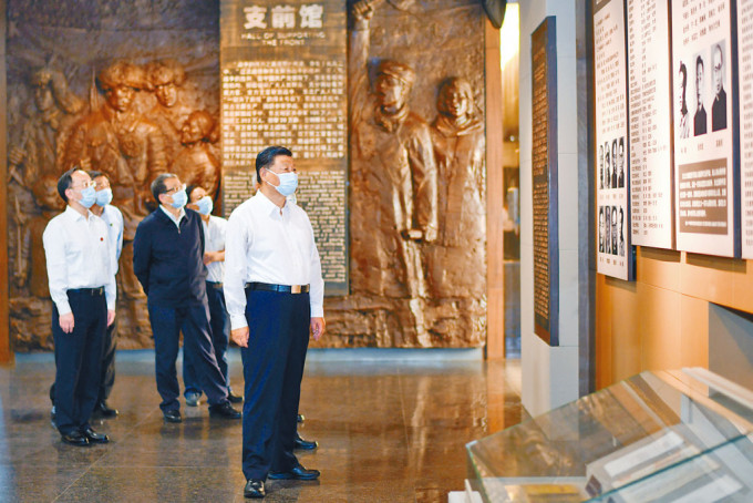 習近平在遼瀋戰役紀念館參觀。