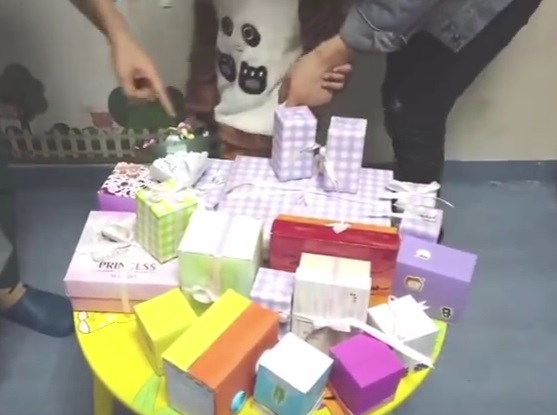 江蘇淮安婦女保健院的醫護為小童製造禮物。微博圖