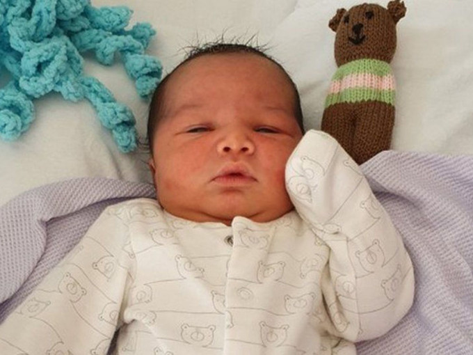 英国伯明翰公园发现弃婴，警方助寻生母暖心取名George。（当地警方提供照片）