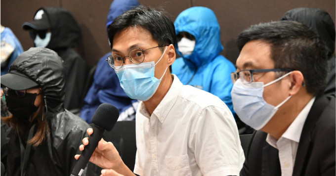 民主党涂谨申及抗争派朱凯廸前天与部分逃犯家属举行记者会，要求内地将十二名逃犯送回香港。
