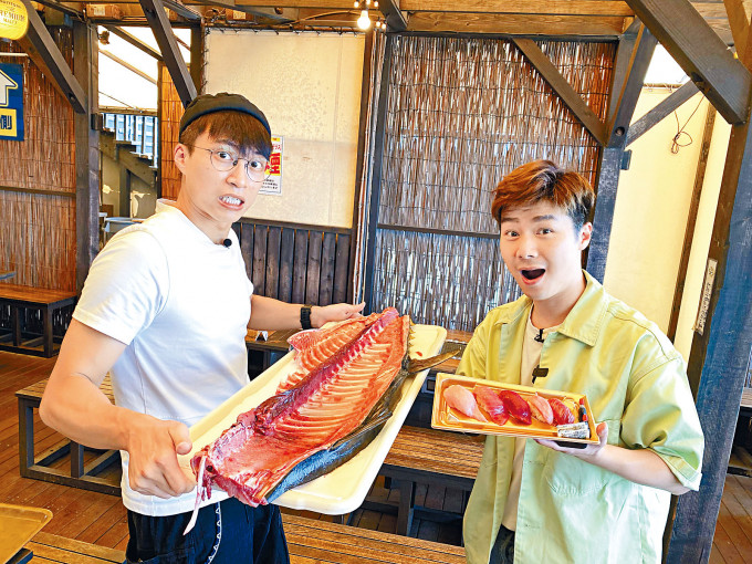 吴业坤（左）和周奕玮观赏「吞拿鱼解体」Show。