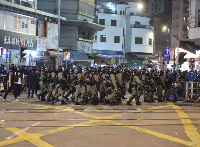 警方警告，在場的示威者立即停止違法行為。