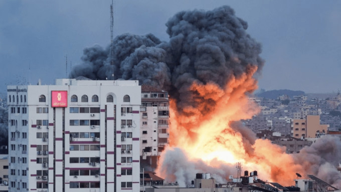 以色列軍隊襲擊加薩城一棟高樓後，濃煙滾滾。路透社