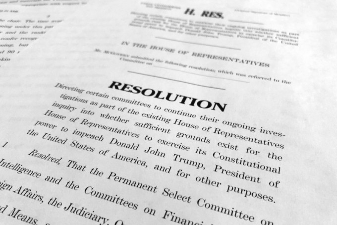 美國眾議院民主黨議員公布彈劾調查程序表決的決議內容。AP