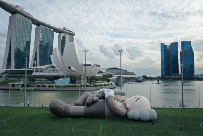 新加坡濱海灣浮動舞台公開展出的《KAWS：假日》大型吹氣公仔。網上圖片