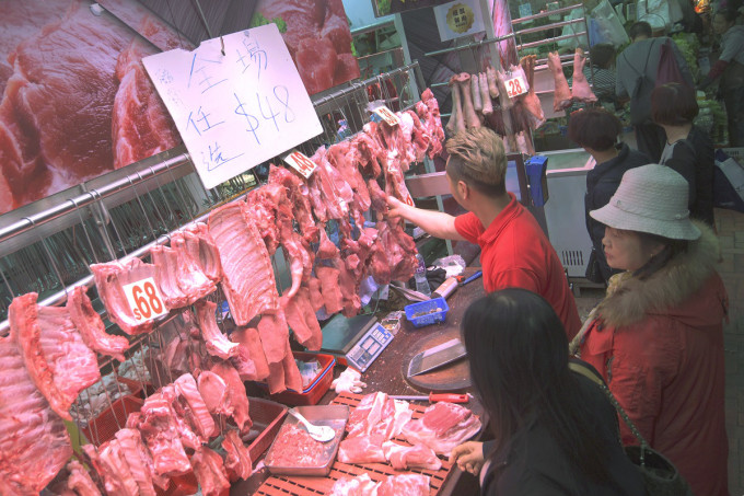 当局呼吁接触猪只或生猪肉时市民应该佩戴手套。资料图片