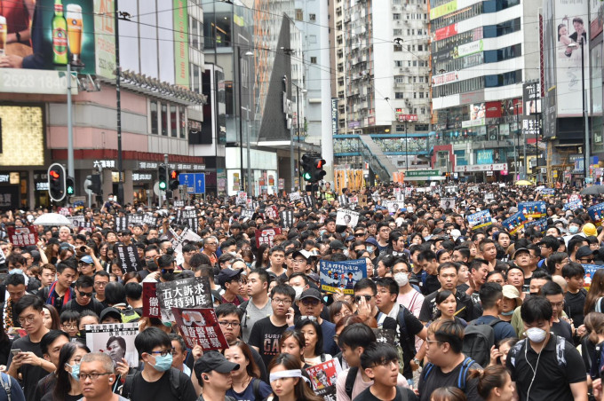 銅鑼灣一帶多條街道已封路。