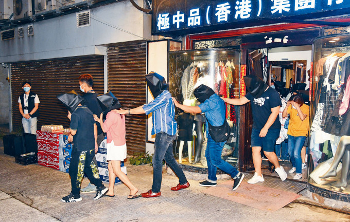 ■警方在屯門工廈搗破一家「前鋪後吧」，一批涉案男女被捕帶署。