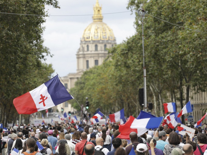  法国连续六个周末都有人走上街头反对推行健康通行证。AP