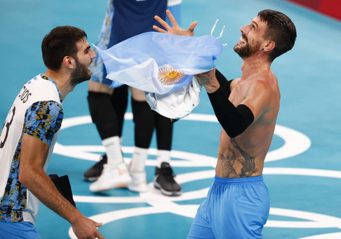 法根度（右）賽後拿著阿根廷國旗慶祝。Reuters