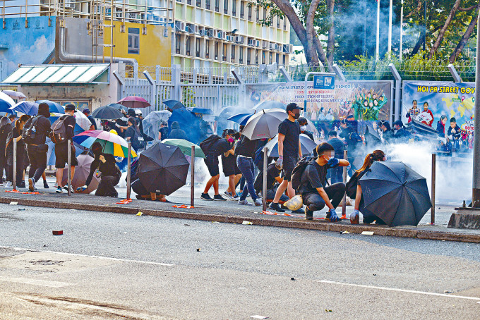 前年国庆日，警方施放催泪弹驱散聚集在荃湾海坝街示威者。