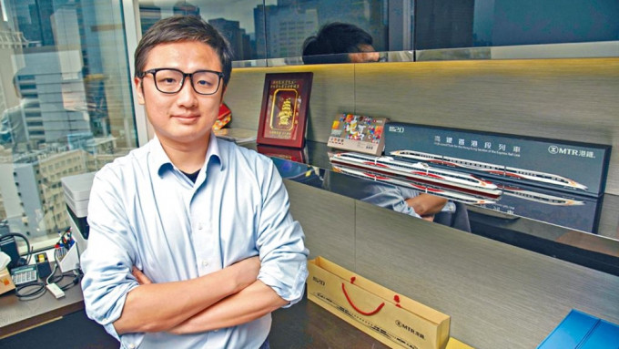 張欣宇在辦公室展示高鐵香港段列車模型，十分搶眼。