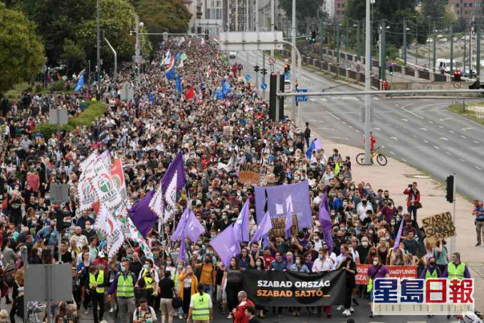 大批示威者在布达佩斯市中心参加示威游行。AP