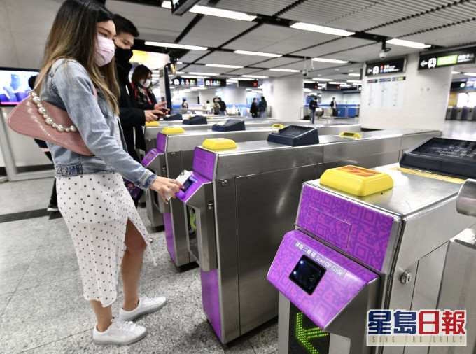市民乘搭港鐵時,可透過掃描二維碼付車費。資料圖片