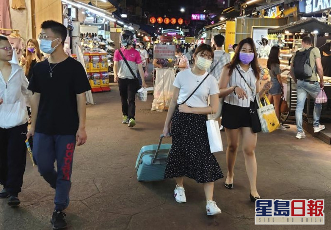 台湾增21宗本土确诊, 连续3天无死亡个案。AP资料图片
