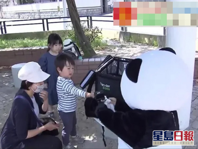 扮熊貓送外賣。網圖