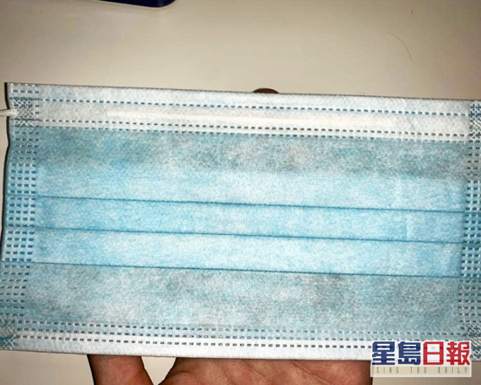 考生获分派的口罩。资料图片