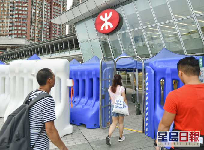 陳帆又指,西九龍站無法設置可適合所有型號高鐵列車的月台幕門。資料圖片