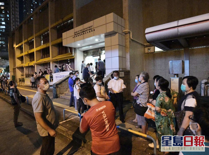 屯門建生社區會堂檢測中心出現人龍。