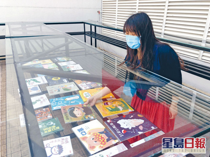 協和小學(長沙灣)圖書館主任倫雅文,每周將歸還圖書拿到天台「曬太陽」,其後以紫外光燈為圖書消毒。