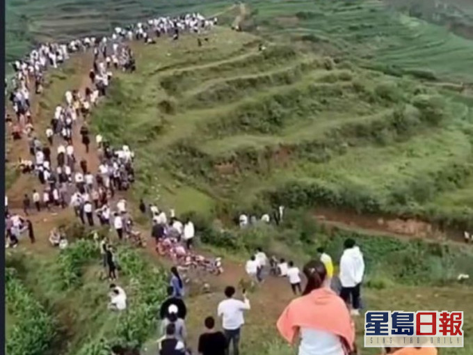 網絡瘋傳「龍吟聲」後每日吸引數千人上山圍觀。網圖