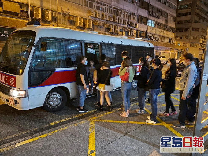 警方昨晚於紅磡搗破一間懷疑無牌酒吧,拘捕22人,包括一名男負責人。警方圖片