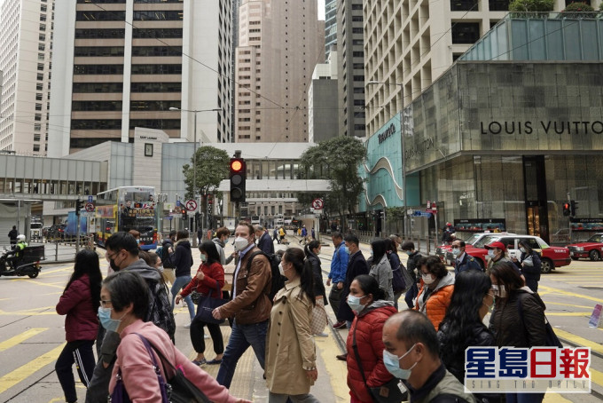 肺炎疫情下市民外出都佩戴口罩。AP圖片