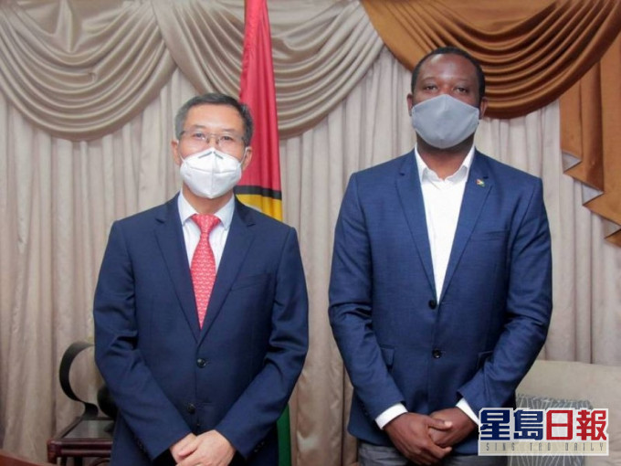 蓋亞那終止設台灣辦公室協議前,蓋亞那外長托德(右)與中國駐蓋亞那代表陳熙來會面。網圖