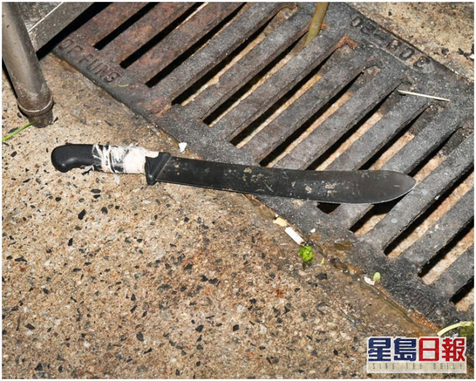 警方在安達坊一後巷檢獲一把懷疑涉案的牛肉刀。