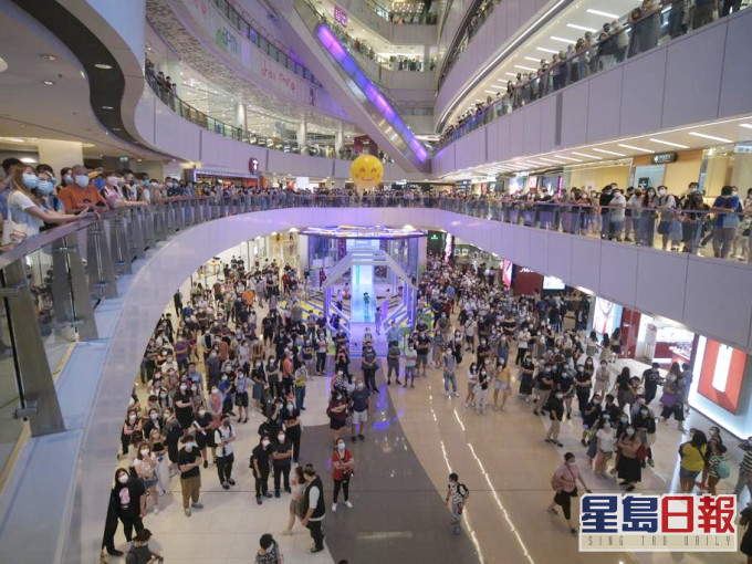 市民在商场聚集观看东奥赛事。